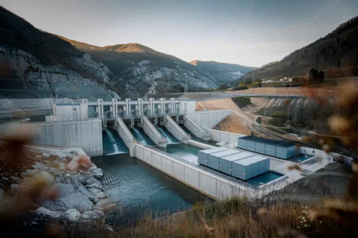 EDF hybride dix barrages hydrauliques avec des batteries dans le sud de la France