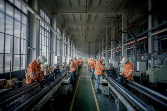 Réindustrialisation : la France crée 130 000 emplois mais ralentit en 2024