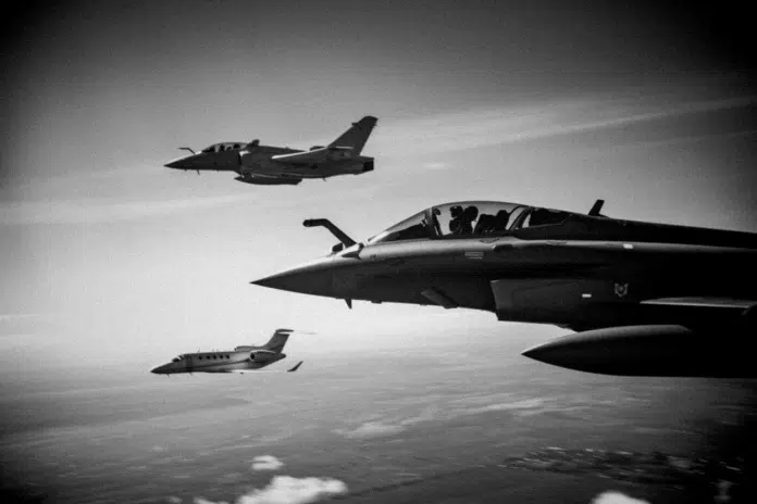 Un pilote de Rafale détecte une fuite de kérosène sur un jet privé en vol transatlantique
