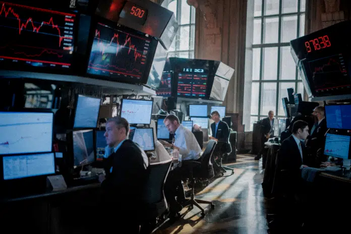 Le CAC 40 plonge de 2,41 %, Exail et AXA sous pression avant les résultats trimestriels