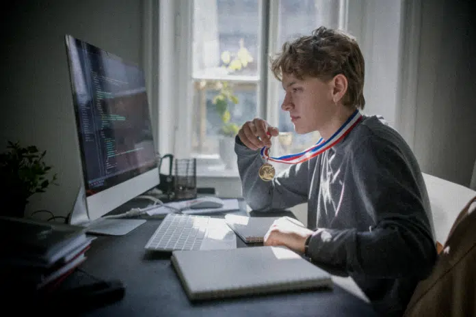 Un Breton de 17 ans médaillé aux Olympiades mondiales d'IA où il représentait la France